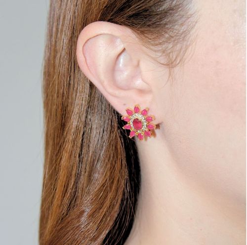 Brinco Flor Fúcsia Cravejado Zircônia