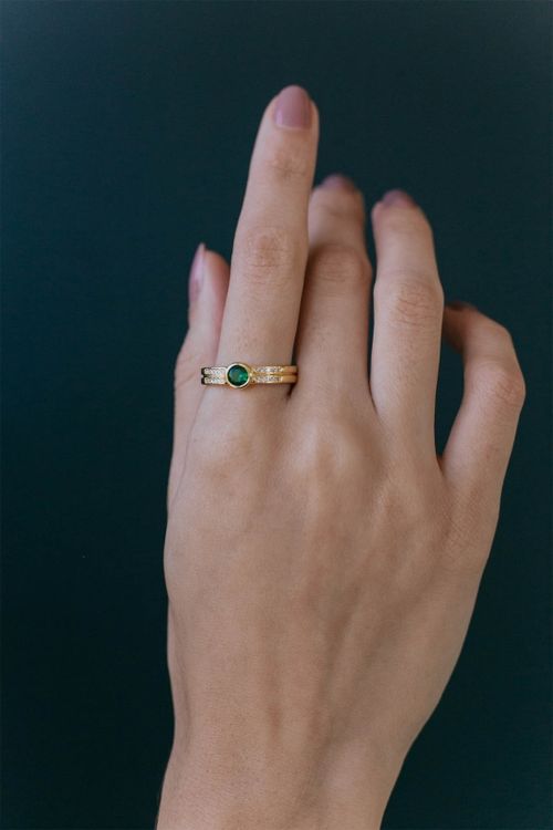 Anel com Micro Zircônias e Pedra Verde