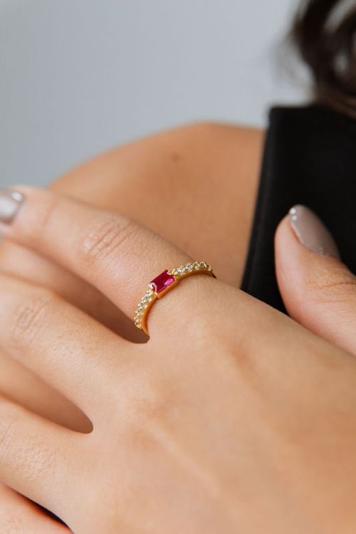 Anel Cravejado com Zircônia Bordô