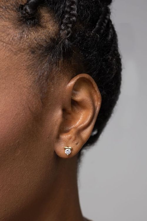 Brinco Lacinho Com Ponto De Luz