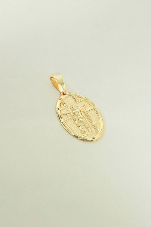 Pingente Oval Com Jesus Cristona Cruz