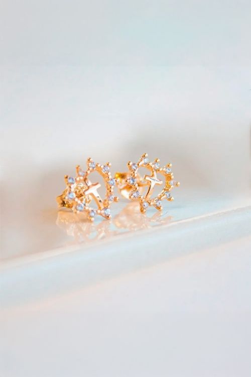 Brinco Coração Vazado Cravejado Laterais E Cruz Lisa