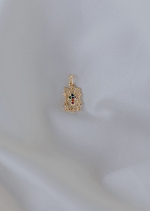 Pingente Placa Com Cruz Cravejada Zircônias Coloridas