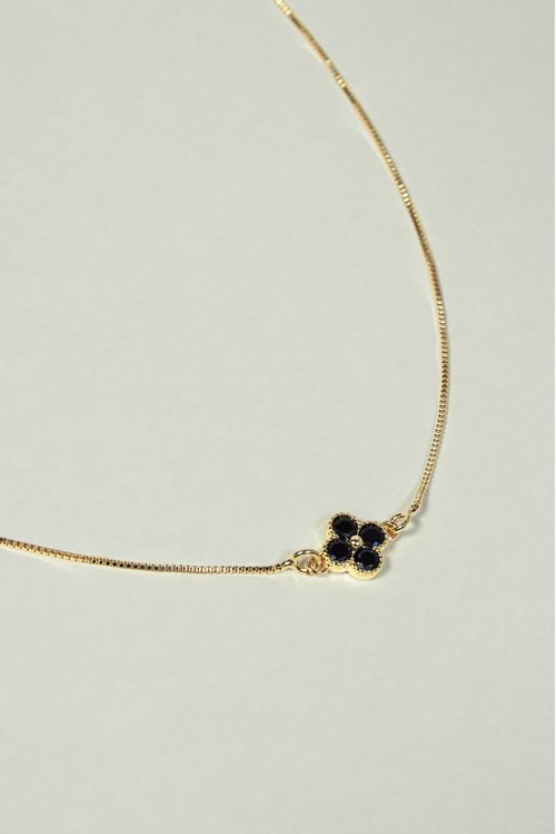 Colar Trevo Pedras Pretas