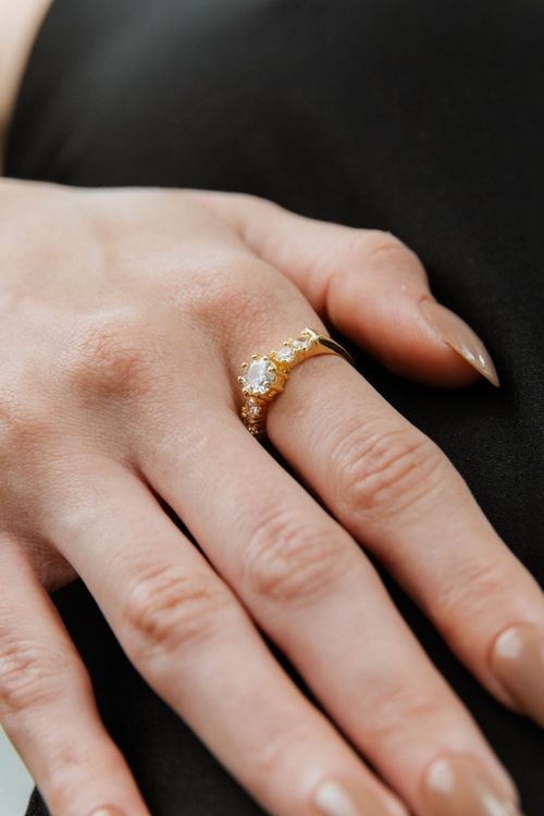 Anel Cravejado com Ponto de Luz