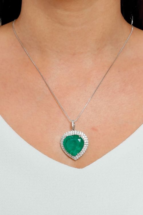 Colar Coração Verde com Zircônias Ródio Branco